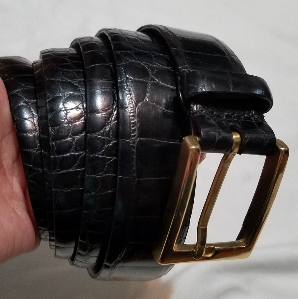 Embossed italian calfskin belt.